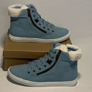 Very cute and Comfortable Blue Furry Boots size 10